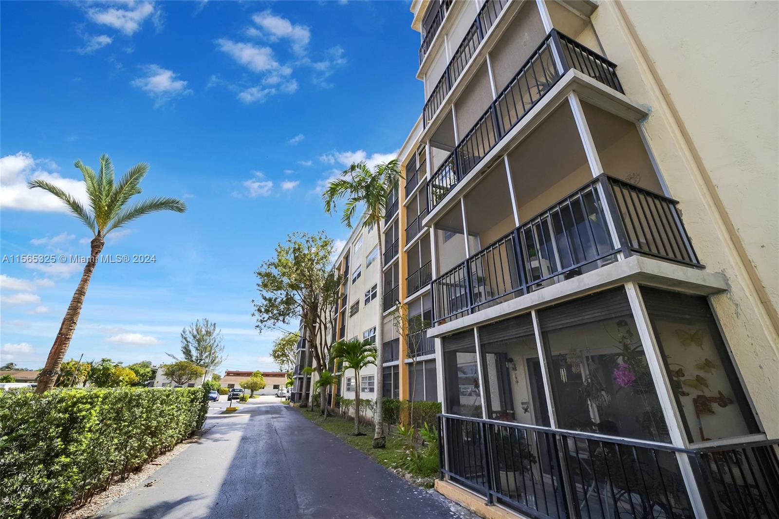 220 SW 9th Ave 206, Hallandale Beach, Florida 33009, 2 Bedrooms Bedrooms, ,2 BathroomsBathrooms,Residential,For Sale,220 SW 9th Ave 206,A11565325