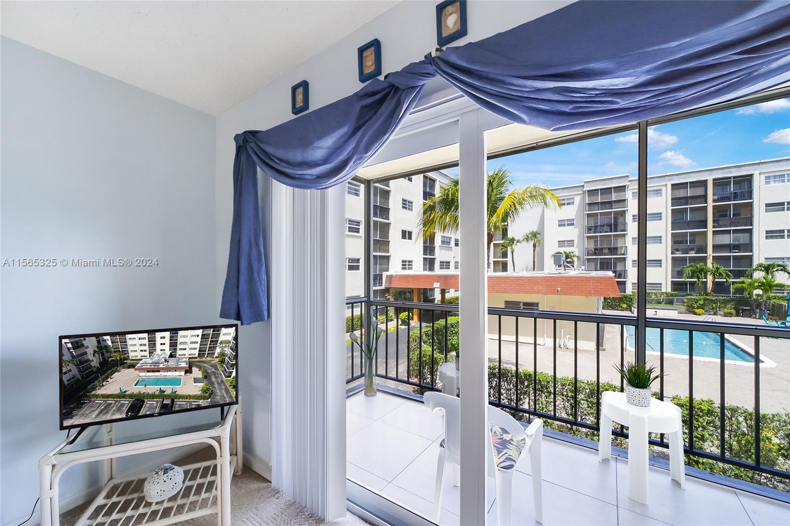 220 SW 9th Ave 206, Hallandale Beach, Florida 33009, 2 Bedrooms Bedrooms, ,2 BathroomsBathrooms,Residential,For Sale,220 SW 9th Ave 206,A11565325