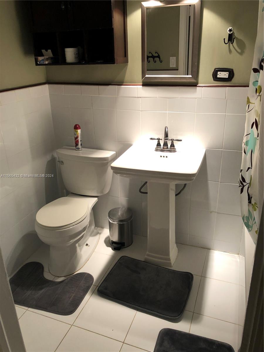 3760 SW 28th St 0, Miami, Florida 33134, 2 Bedrooms Bedrooms, ,1 BathroomBathrooms,Residentiallease,For Rent,3760 SW 28th St 0,A11565432