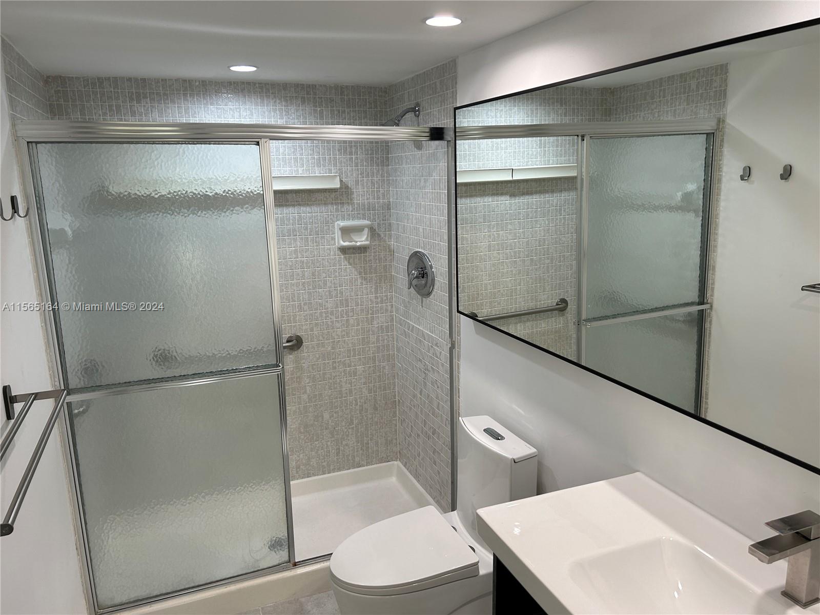 1000 Parkview Dr 909, Hallandale Beach, Florida 33009, 3 Bedrooms Bedrooms, ,2 BathroomsBathrooms,Residentiallease,For Rent,1000 Parkview Dr 909,A11565164