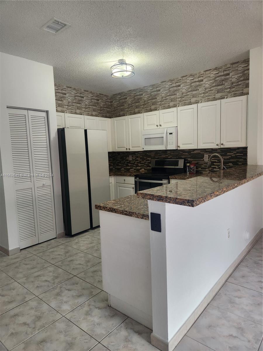 8118 NW 200th St, Hialeah, Florida 33015, 3 Bedrooms Bedrooms, ,2 BathroomsBathrooms,Residentiallease,For Rent,8118 NW 200th St,A11562645