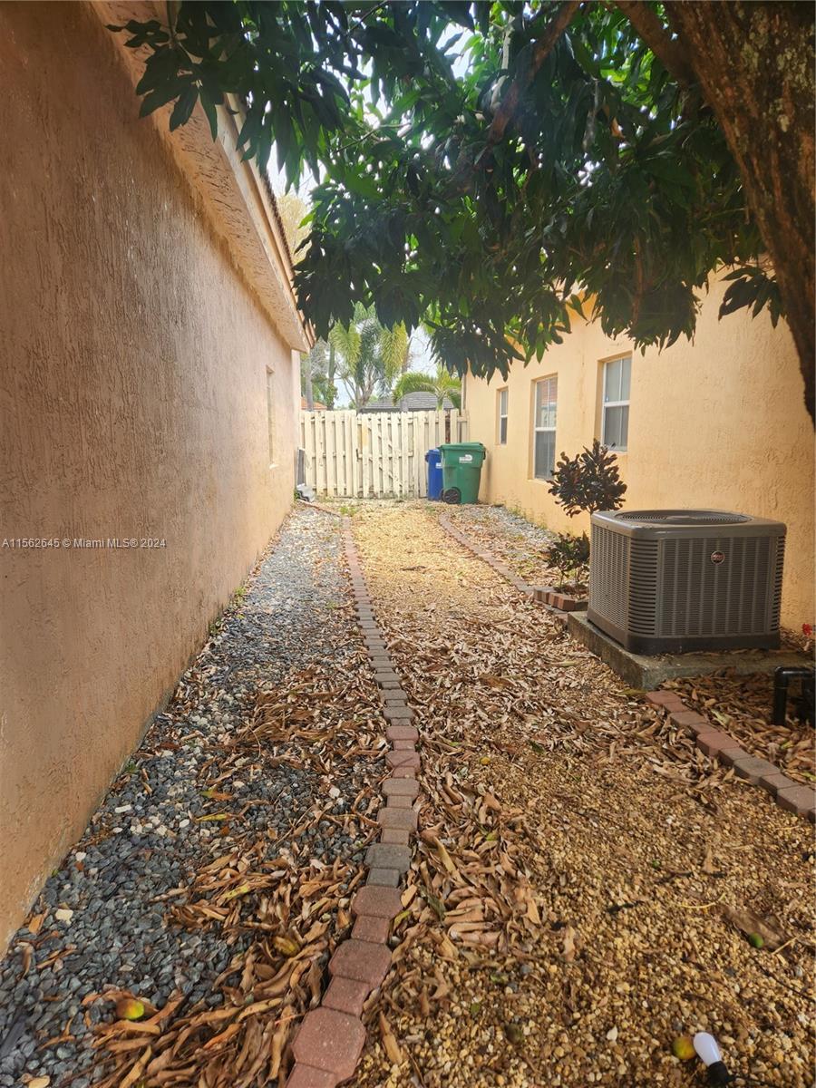 8118 NW 200th St, Hialeah, Florida 33015, 3 Bedrooms Bedrooms, ,2 BathroomsBathrooms,Residentiallease,For Rent,8118 NW 200th St,A11562645