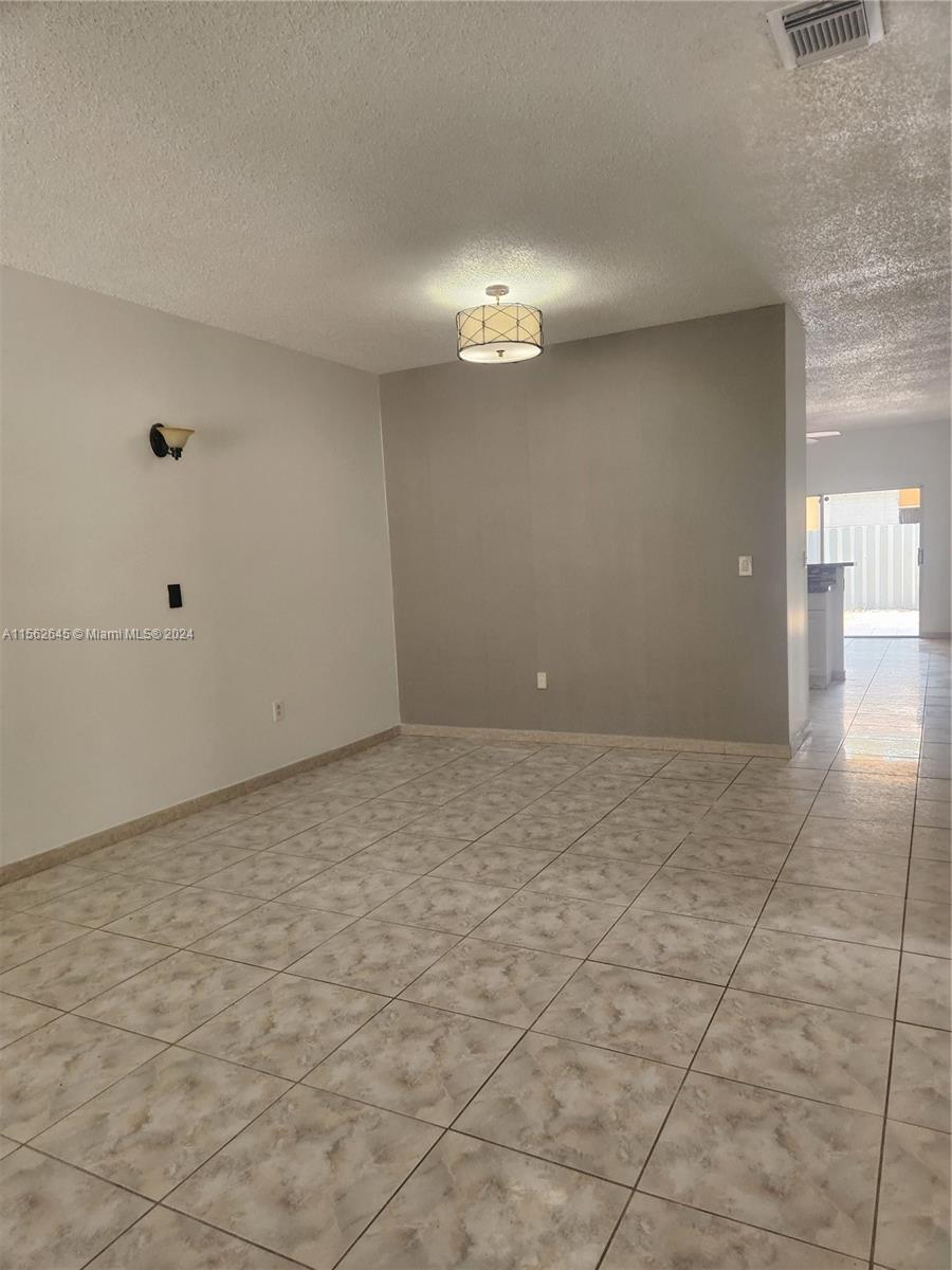 8118 NW 200th St, Hialeah, Florida 33015, 3 Bedrooms Bedrooms, ,2 BathroomsBathrooms,Residentiallease,For Rent,8118 NW 200th St,A11562645