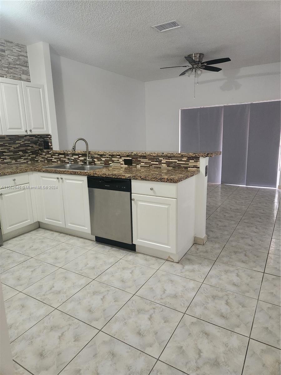 8118 NW 200th St, Hialeah, Florida 33015, 3 Bedrooms Bedrooms, ,2 BathroomsBathrooms,Residentiallease,For Rent,8118 NW 200th St,A11562645