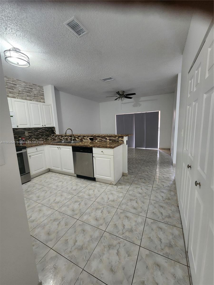 8118 NW 200th St, Hialeah, Florida 33015, 3 Bedrooms Bedrooms, ,2 BathroomsBathrooms,Residentiallease,For Rent,8118 NW 200th St,A11562645