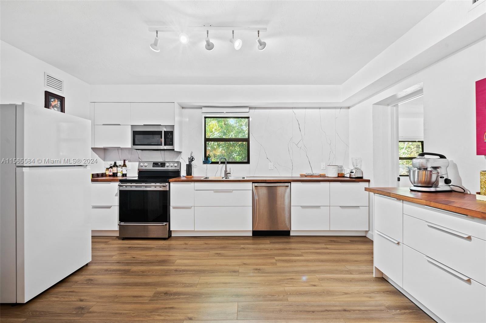 2631 Roosevelt St, Hollywood, Florida 33020, 3 Bedrooms Bedrooms, ,2 BathroomsBathrooms,Residential,For Sale,2631 Roosevelt St,A11565584