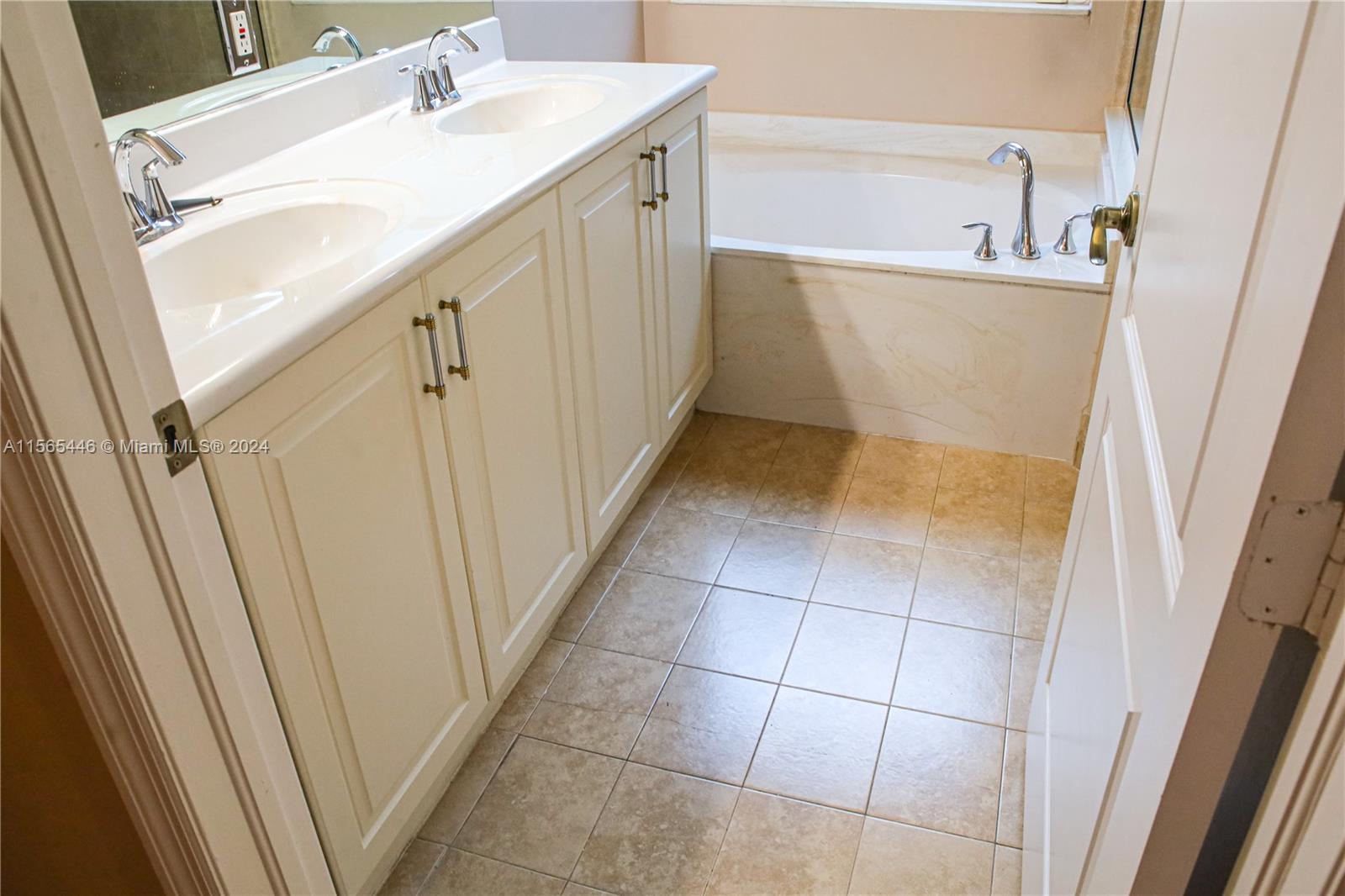 3488 NE 1st St 3488, Homestead, Florida 33033, 3 Bedrooms Bedrooms, ,2 BathroomsBathrooms,Residentiallease,For Rent,3488 NE 1st St 3488,A11565446