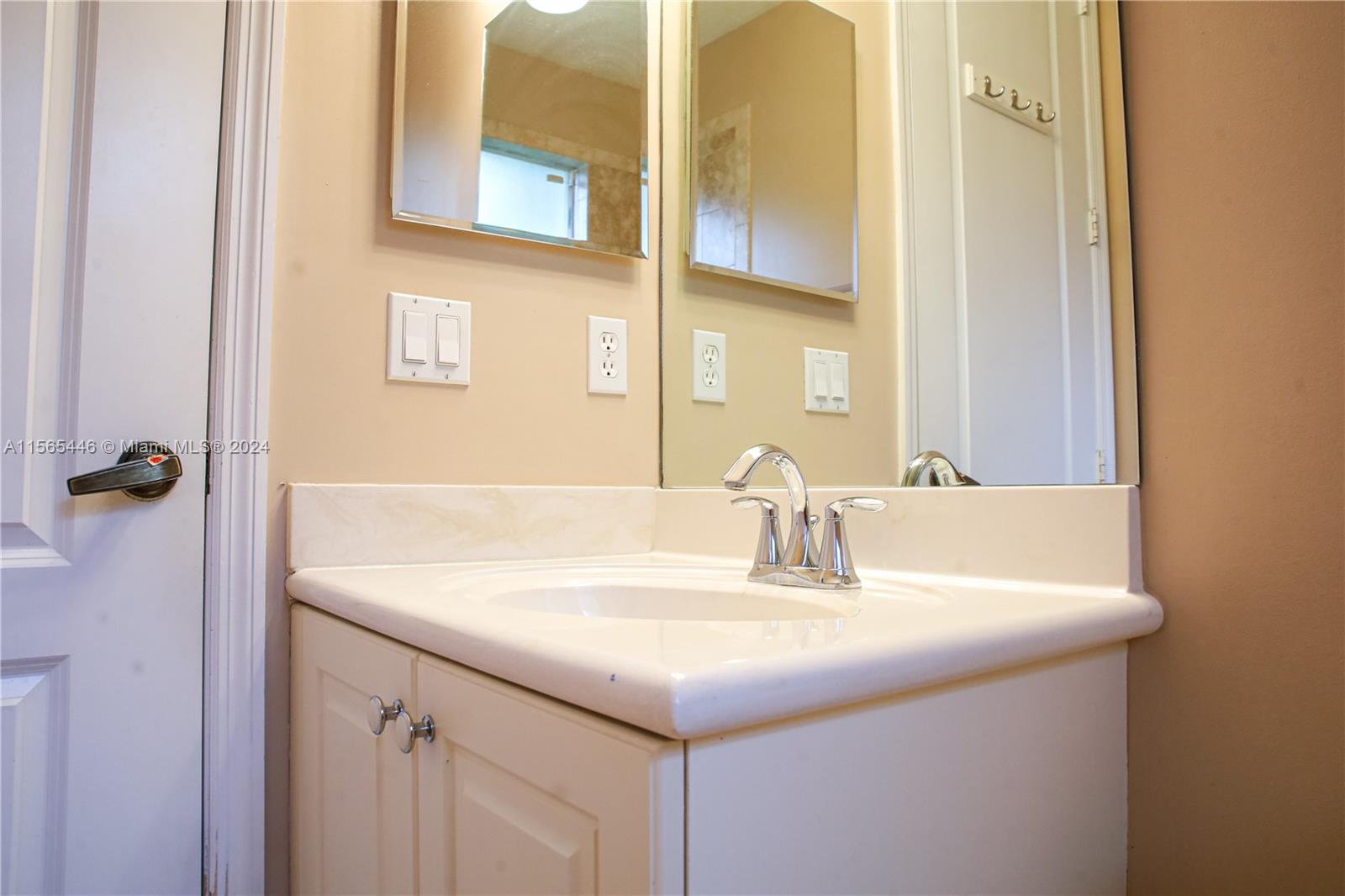 3488 NE 1st St 3488, Homestead, Florida 33033, 3 Bedrooms Bedrooms, ,2 BathroomsBathrooms,Residentiallease,For Rent,3488 NE 1st St 3488,A11565446