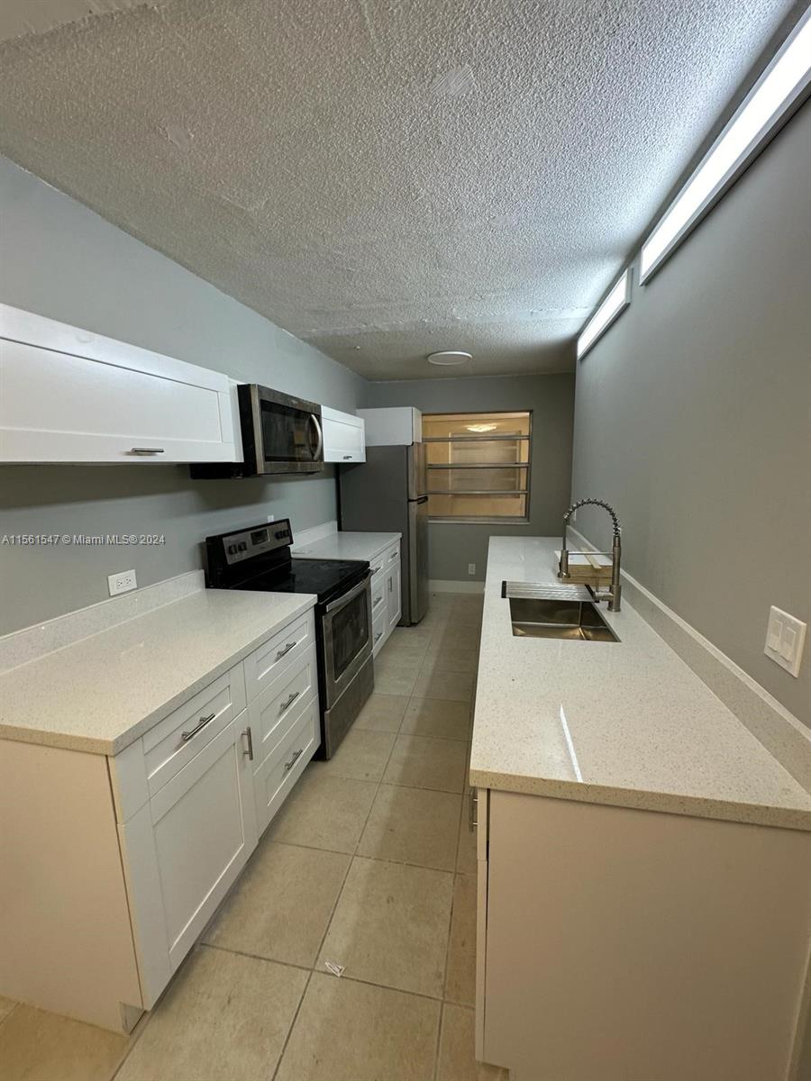1100 NE 1st Ct 201, Hallandale Beach, Florida 33009, 2 Bedrooms Bedrooms, ,2 BathroomsBathrooms,Residentiallease,For Rent,1100 NE 1st Ct 201,A11561547