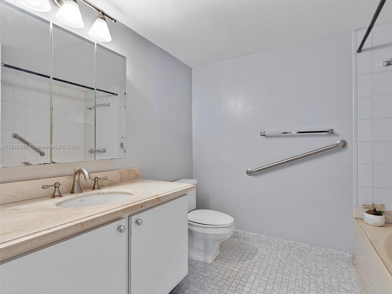 600 Parkview Dr 718, Hallandale Beach, Florida 33009, 2 Bedrooms Bedrooms, ,2 BathroomsBathrooms,Residential,For Sale,600 Parkview Dr 718,A11565835