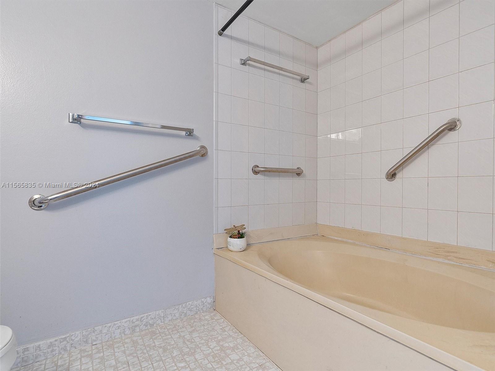 600 Parkview Dr 718, Hallandale Beach, Florida 33009, 2 Bedrooms Bedrooms, ,2 BathroomsBathrooms,Residential,For Sale,600 Parkview Dr 718,A11565835