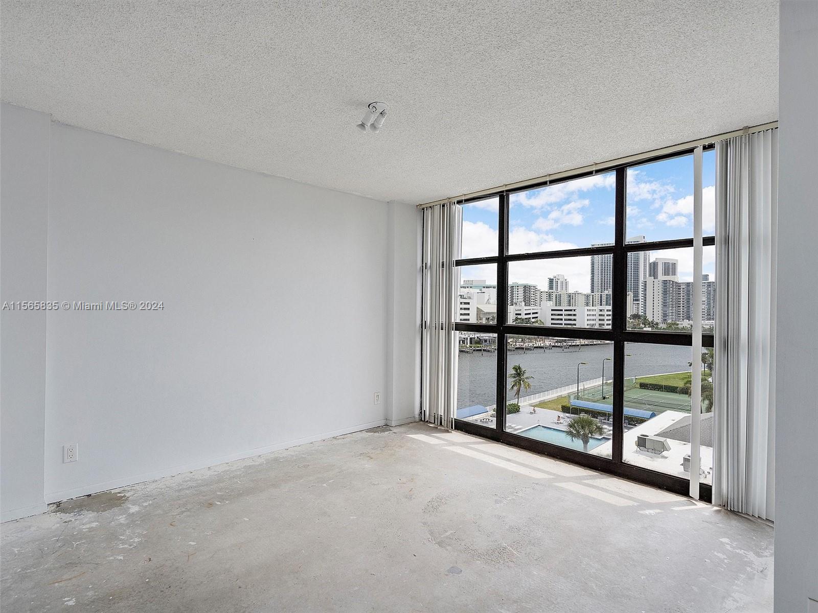 Den area (could be used as a second bedroom)