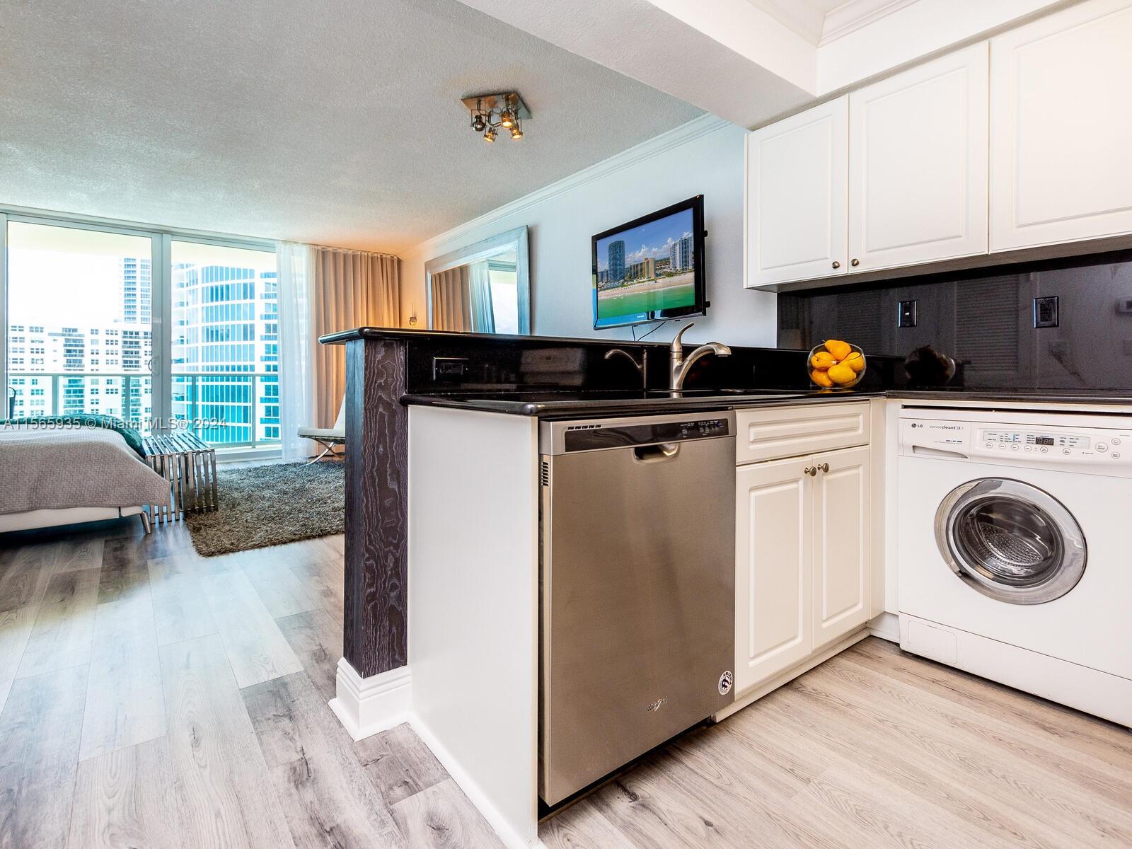 Hollywood, Florida 33019, ,1 BathroomBathrooms,Residentiallease,For Rent,A11565935