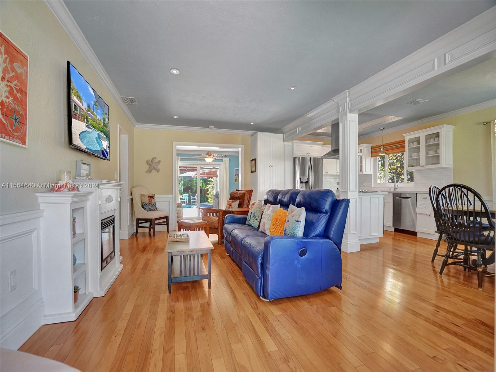 Living Room with fireplace