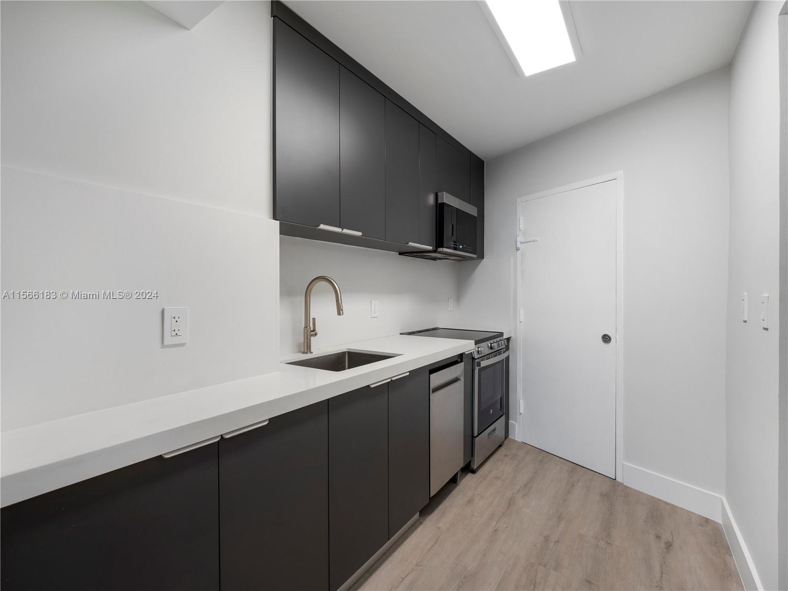 2899 Collins Ave 525, Miami Beach, Florida 33140, ,1 BathroomBathrooms,Residentiallease,For Rent,2899 Collins Ave 525,A11566183