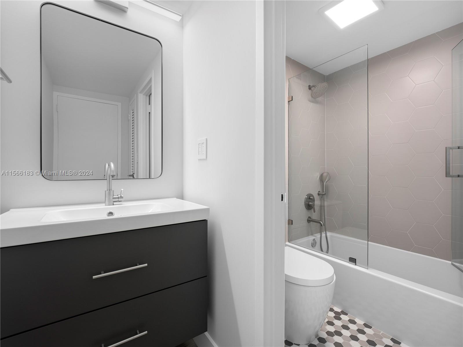 2899 Collins Ave 525, Miami Beach, Florida 33140, ,1 BathroomBathrooms,Residentiallease,For Rent,2899 Collins Ave 525,A11566183