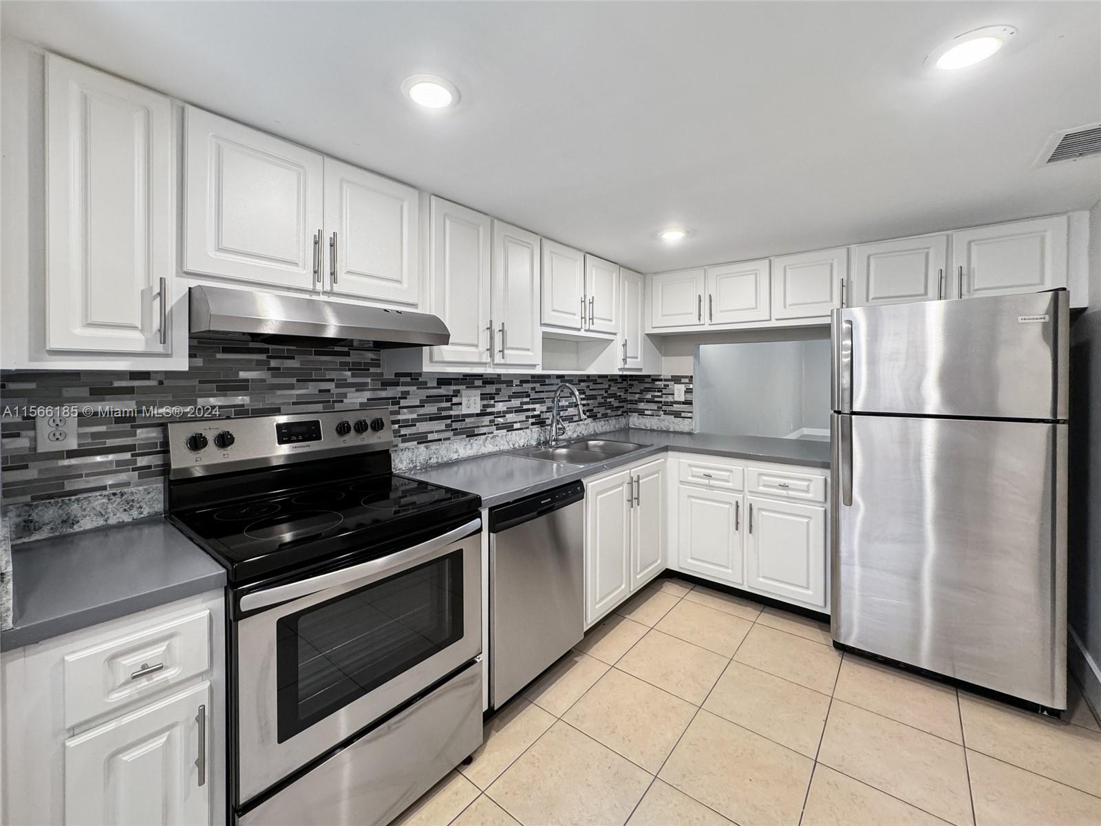 400 Commodore Dr 215, Plantation, Florida 33325, 2 Bedrooms Bedrooms, ,2 BathroomsBathrooms,Residentiallease,For Rent,400 Commodore Dr 215,A11566185