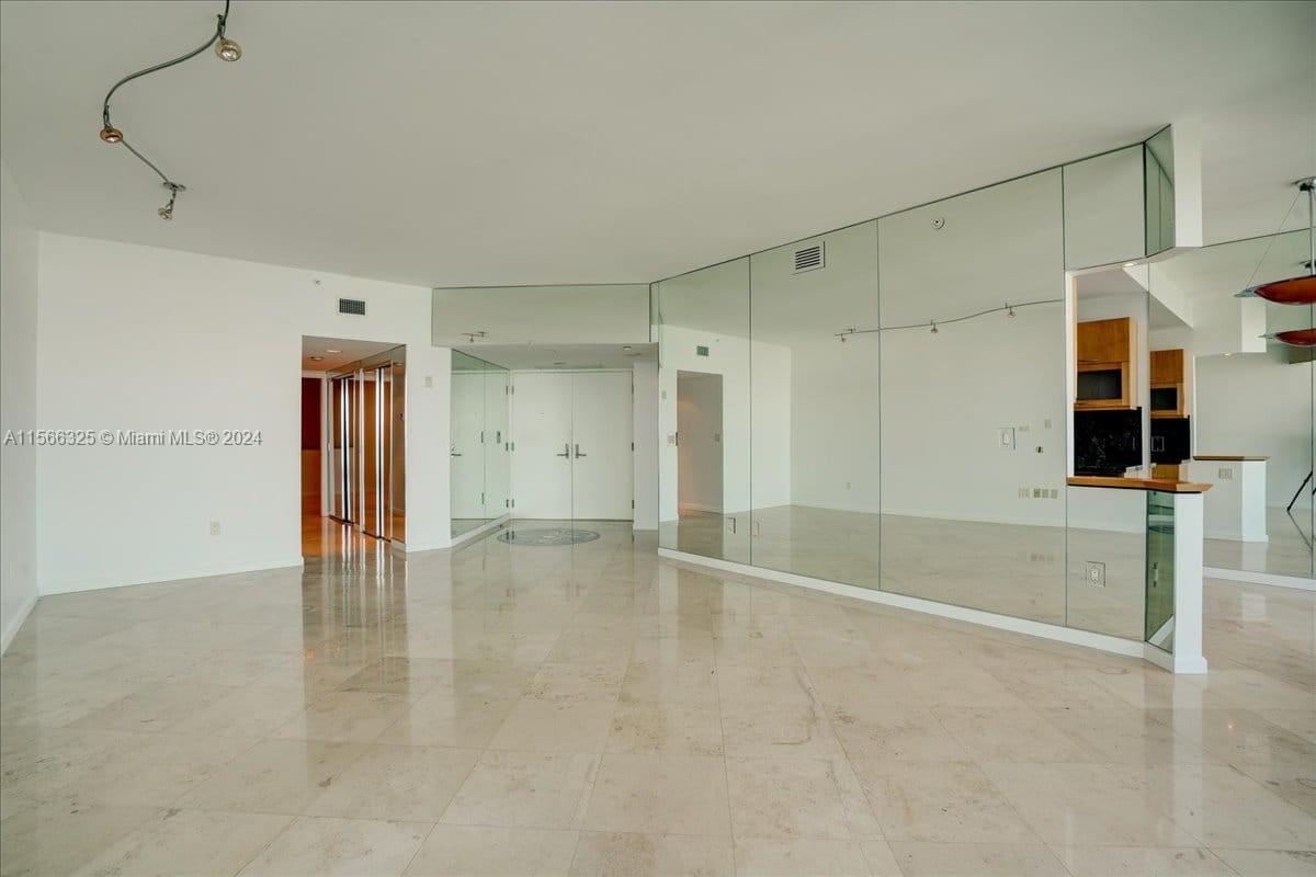 5025 Collins Ave # 1602