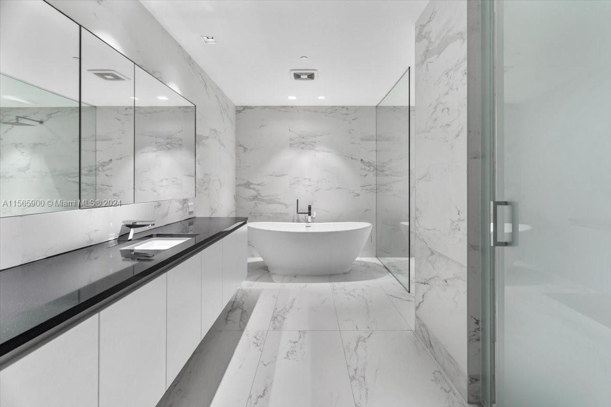 1000 Biscayne Blvd 1002, Miami, Florida 33132, 5 Bedrooms Bedrooms, ,6 BathroomsBathrooms,Residentiallease,For Rent,1000 Biscayne Blvd 1002,A11565900