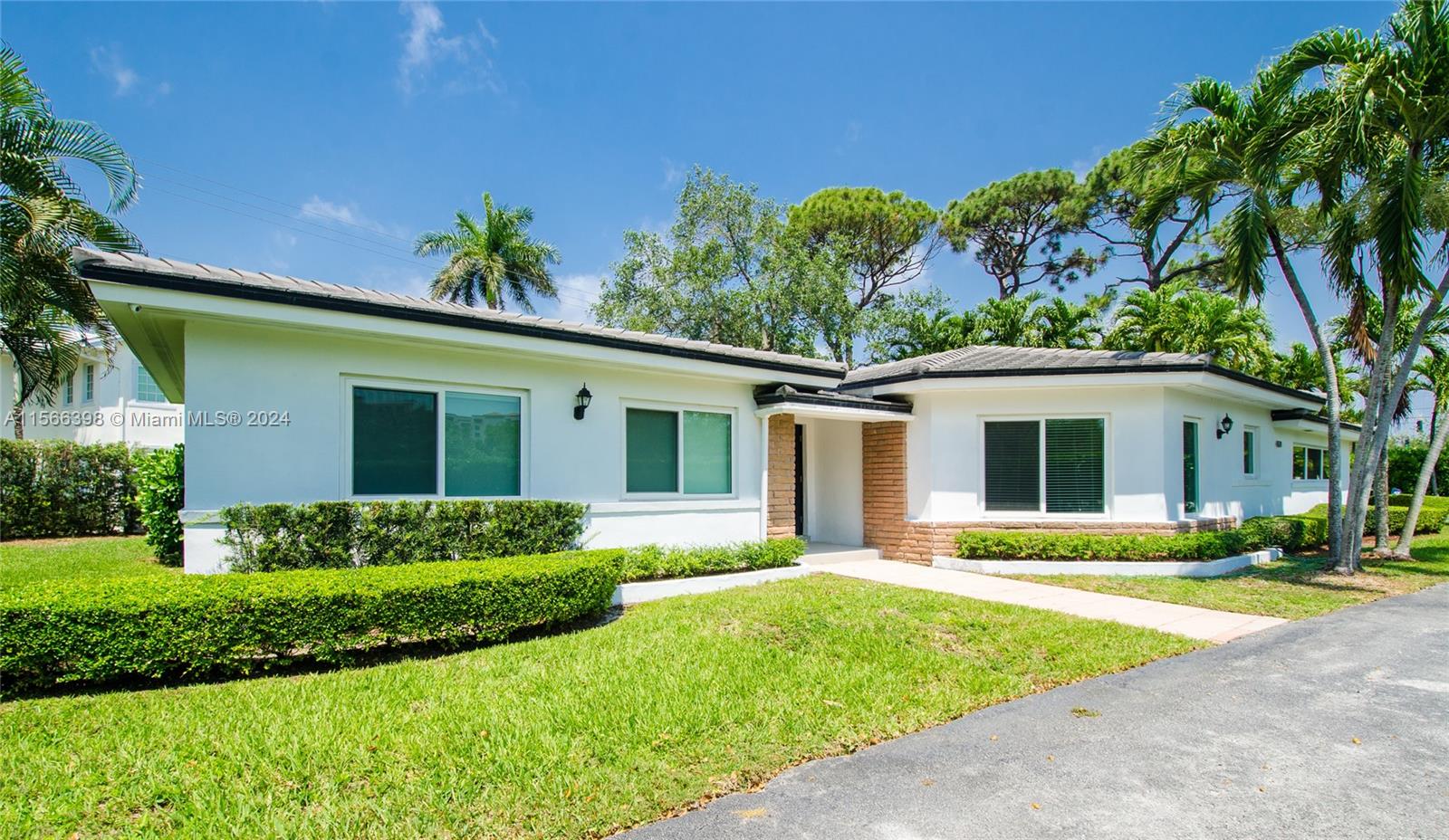 4020 Riviera Dr, Coral Gables, Florida 33146, 3 Bedrooms Bedrooms, ,2 BathroomsBathrooms,Residentiallease,For Rent,4020 Riviera Dr,A11566398
