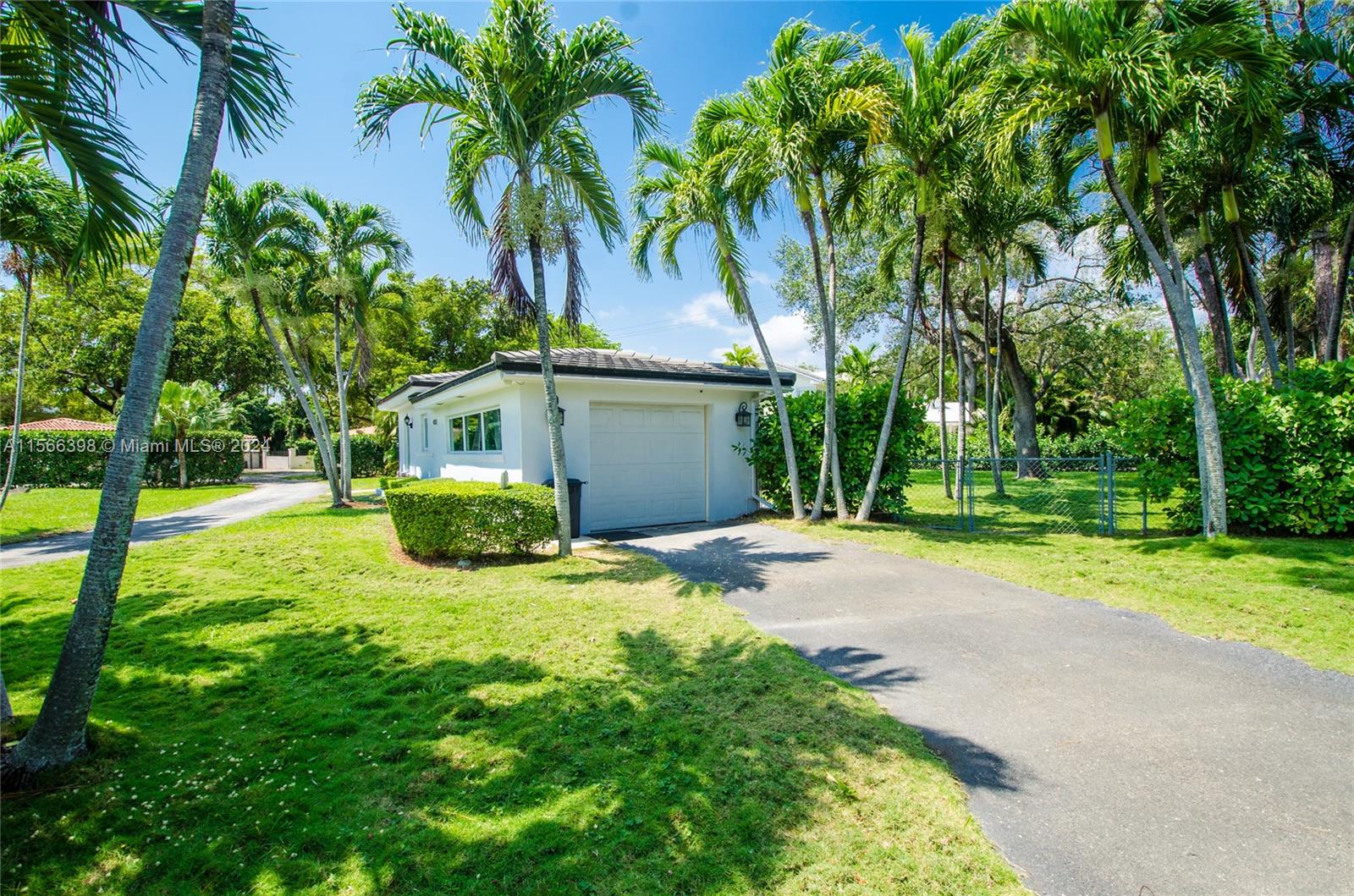 4020 Riviera Dr, Coral Gables, Florida 33146, 3 Bedrooms Bedrooms, ,2 BathroomsBathrooms,Residentiallease,For Rent,4020 Riviera Dr,A11566398