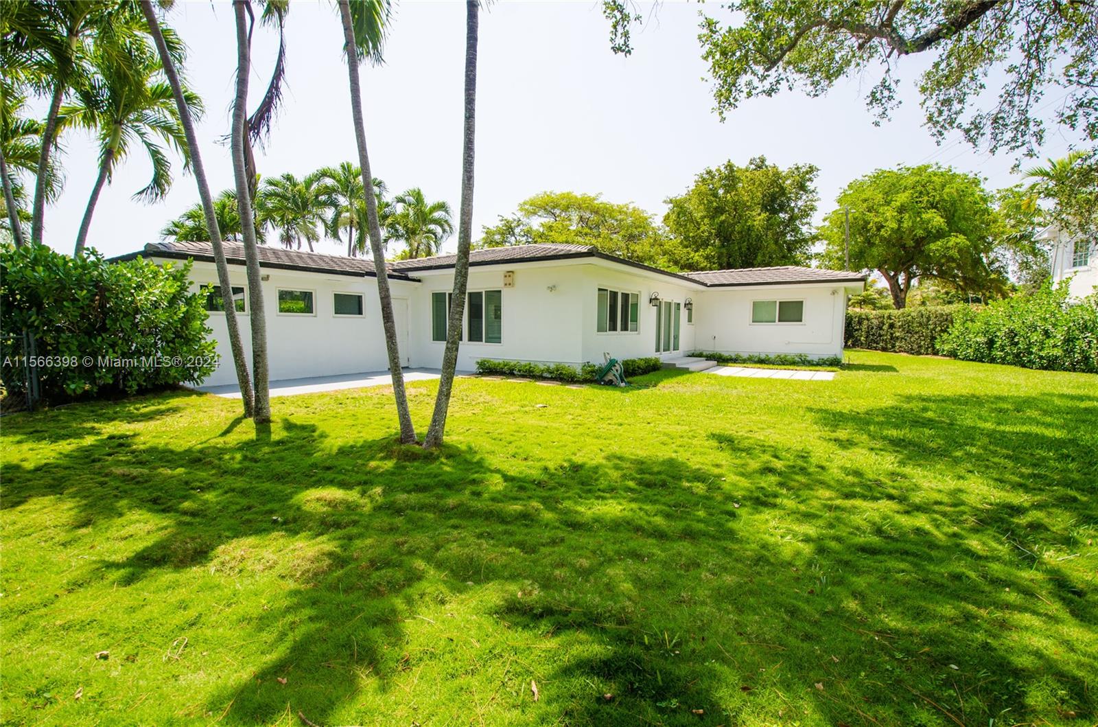 4020 Riviera Dr, Coral Gables, Florida 33146, 3 Bedrooms Bedrooms, ,2 BathroomsBathrooms,Residentiallease,For Rent,4020 Riviera Dr,A11566398