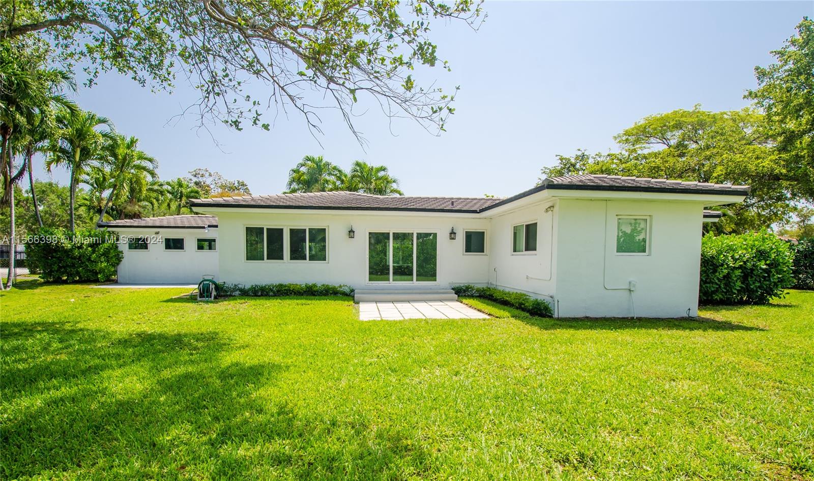 4020 Riviera Dr, Coral Gables, Florida 33146, 3 Bedrooms Bedrooms, ,2 BathroomsBathrooms,Residentiallease,For Rent,4020 Riviera Dr,A11566398