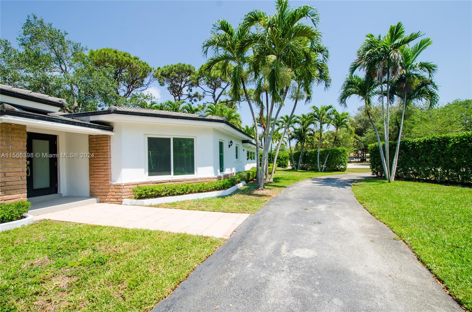 4020 Riviera Dr, Coral Gables, Florida 33146, 3 Bedrooms Bedrooms, ,2 BathroomsBathrooms,Residentiallease,For Rent,4020 Riviera Dr,A11566398