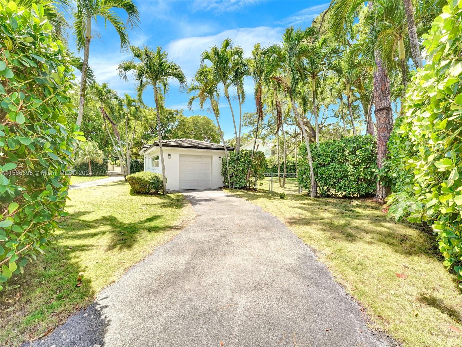 4020 Riviera Dr, Coral Gables, Florida 33146, 3 Bedrooms Bedrooms, ,2 BathroomsBathrooms,Residentiallease,For Rent,4020 Riviera Dr,A11566398