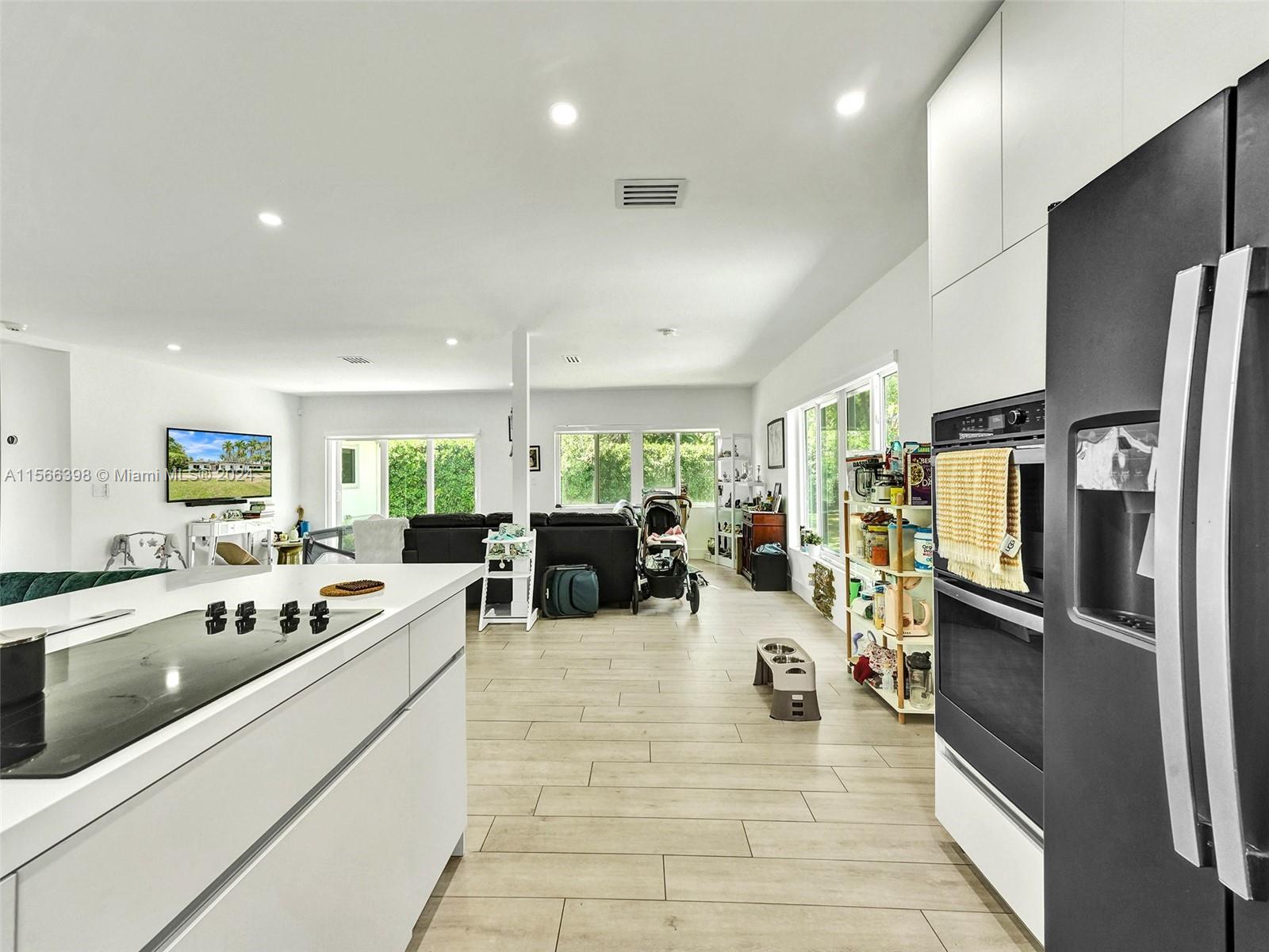 4020 Riviera Dr, Coral Gables, Florida 33146, 3 Bedrooms Bedrooms, ,2 BathroomsBathrooms,Residentiallease,For Rent,4020 Riviera Dr,A11566398