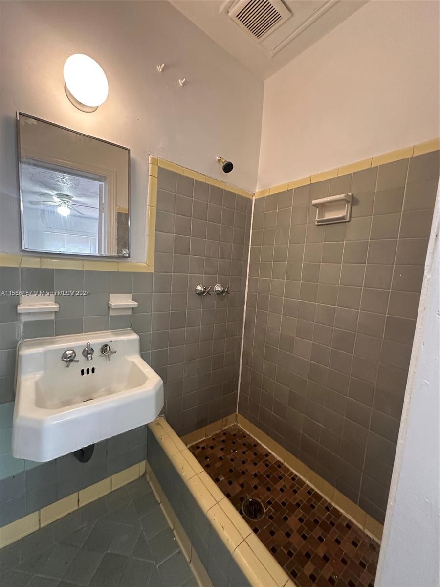 403 N 19th Ave K, Hollywood, Florida 33020, ,1 BathroomBathrooms,Residentiallease,For Rent,403 N 19th Ave K,A11566457