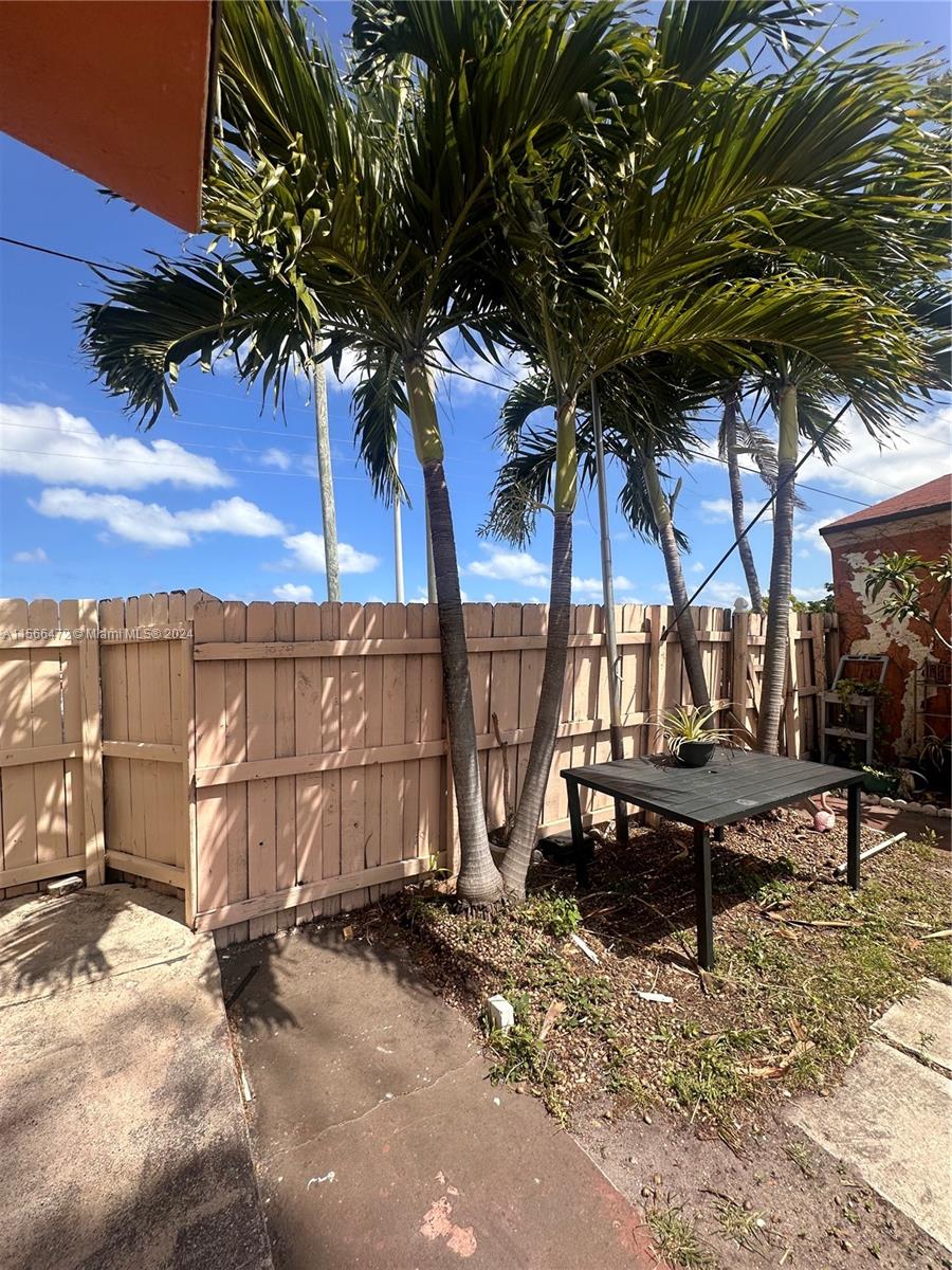 1610 N Dixie Hwy 4, Hollywood, Florida 33020, ,1 BathroomBathrooms,Residentiallease,For Rent,1610 N Dixie Hwy 4,A11566472