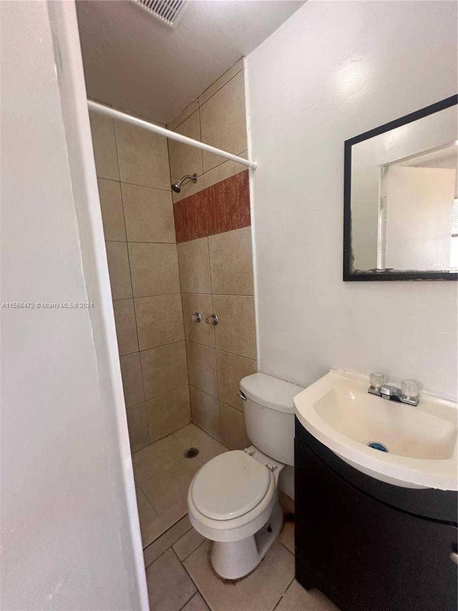 1610 N Dixie Hwy 4, Hollywood, Florida 33020, ,1 BathroomBathrooms,Residentiallease,For Rent,1610 N Dixie Hwy 4,A11566472