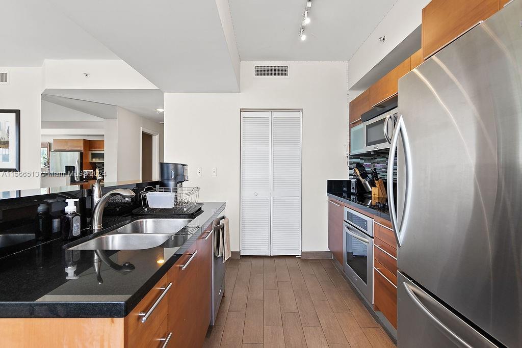 244 Biscayne Blvd 402, Miami, Florida 33132, 2 Bedrooms Bedrooms, ,2 BathroomsBathrooms,Residentiallease,For Rent,244 Biscayne Blvd 402,A11566513