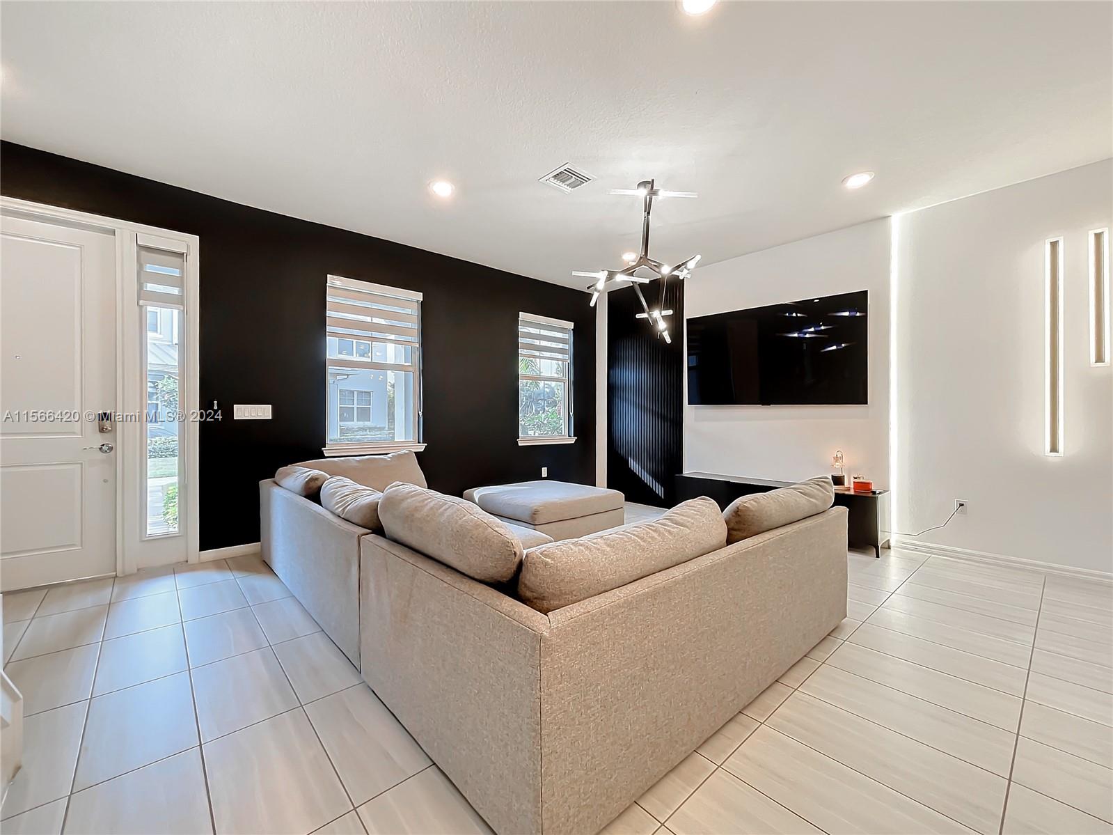 5040 Eucalyptus Dr 2, Hollywood, Florida 33021, 3 Bedrooms Bedrooms, ,2 BathroomsBathrooms,Residentiallease,For Rent,5040 Eucalyptus Dr 2,A11566420