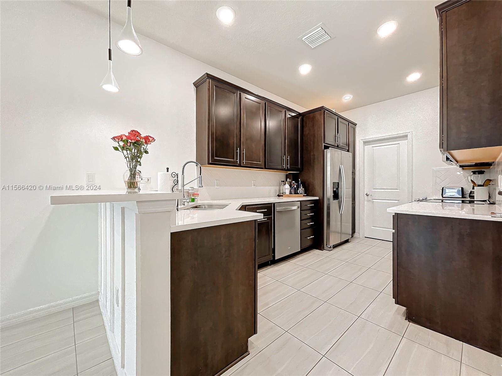 5040 Eucalyptus Dr 2, Hollywood, Florida 33021, 3 Bedrooms Bedrooms, ,2 BathroomsBathrooms,Residentiallease,For Rent,5040 Eucalyptus Dr 2,A11566420