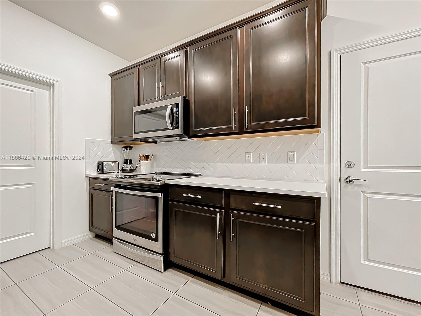 5040 Eucalyptus Dr 2, Hollywood, Florida 33021, 3 Bedrooms Bedrooms, ,2 BathroomsBathrooms,Residentiallease,For Rent,5040 Eucalyptus Dr 2,A11566420