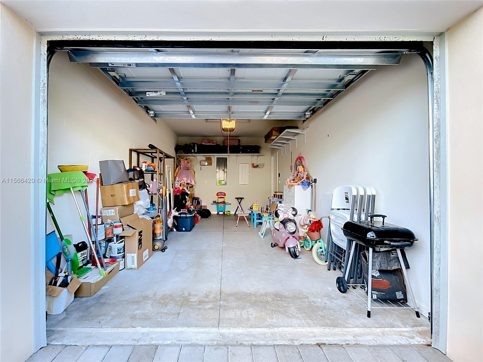 5040 Eucalyptus Dr 2, Hollywood, Florida 33021, 3 Bedrooms Bedrooms, ,2 BathroomsBathrooms,Residentiallease,For Rent,5040 Eucalyptus Dr 2,A11566420