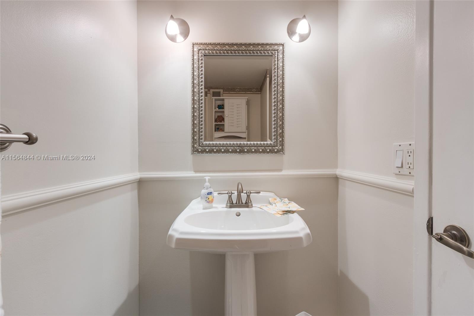 2500 Parkview Dr 503, Hallandale Beach, Florida 33009, 1 Bedroom Bedrooms, ,1 BathroomBathrooms,Residential,For Sale,2500 Parkview Dr 503,A11564844