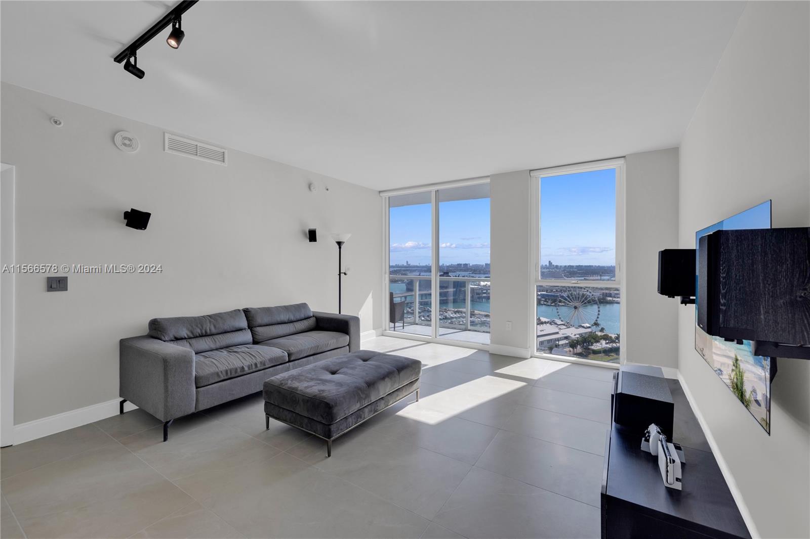 253 NE 2nd St 2607, Miami, Florida 33132, 1 Bedroom Bedrooms, ,1 BathroomBathrooms,Residentiallease,For Rent,253 NE 2nd St 2607,A11566578