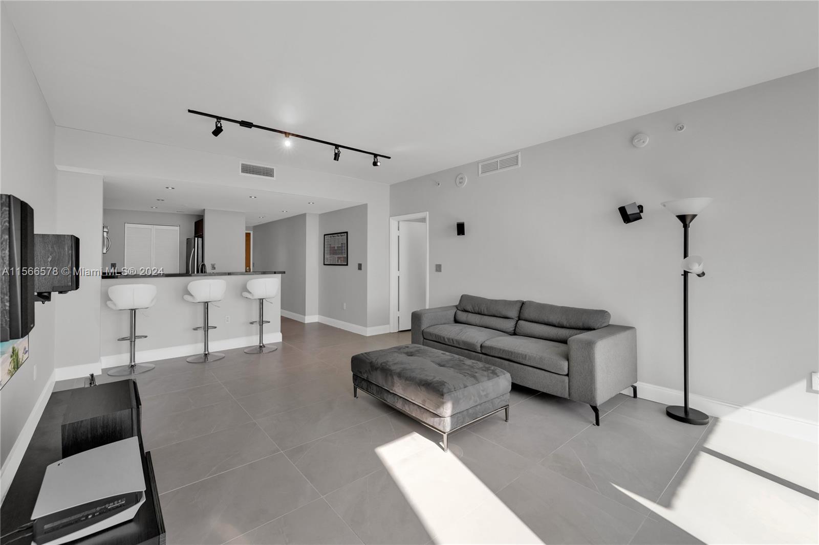 253 NE 2nd St 2607, Miami, Florida 33132, 1 Bedroom Bedrooms, ,1 BathroomBathrooms,Residentiallease,For Rent,253 NE 2nd St 2607,A11566578