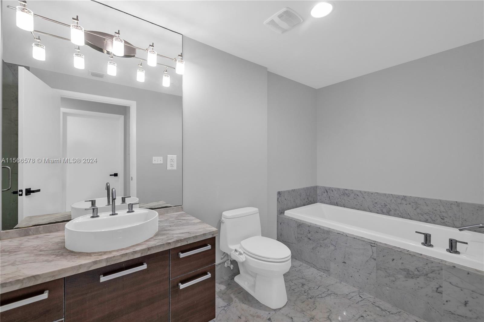 253 NE 2nd St 2607, Miami, Florida 33132, 1 Bedroom Bedrooms, ,1 BathroomBathrooms,Residentiallease,For Rent,253 NE 2nd St 2607,A11566578