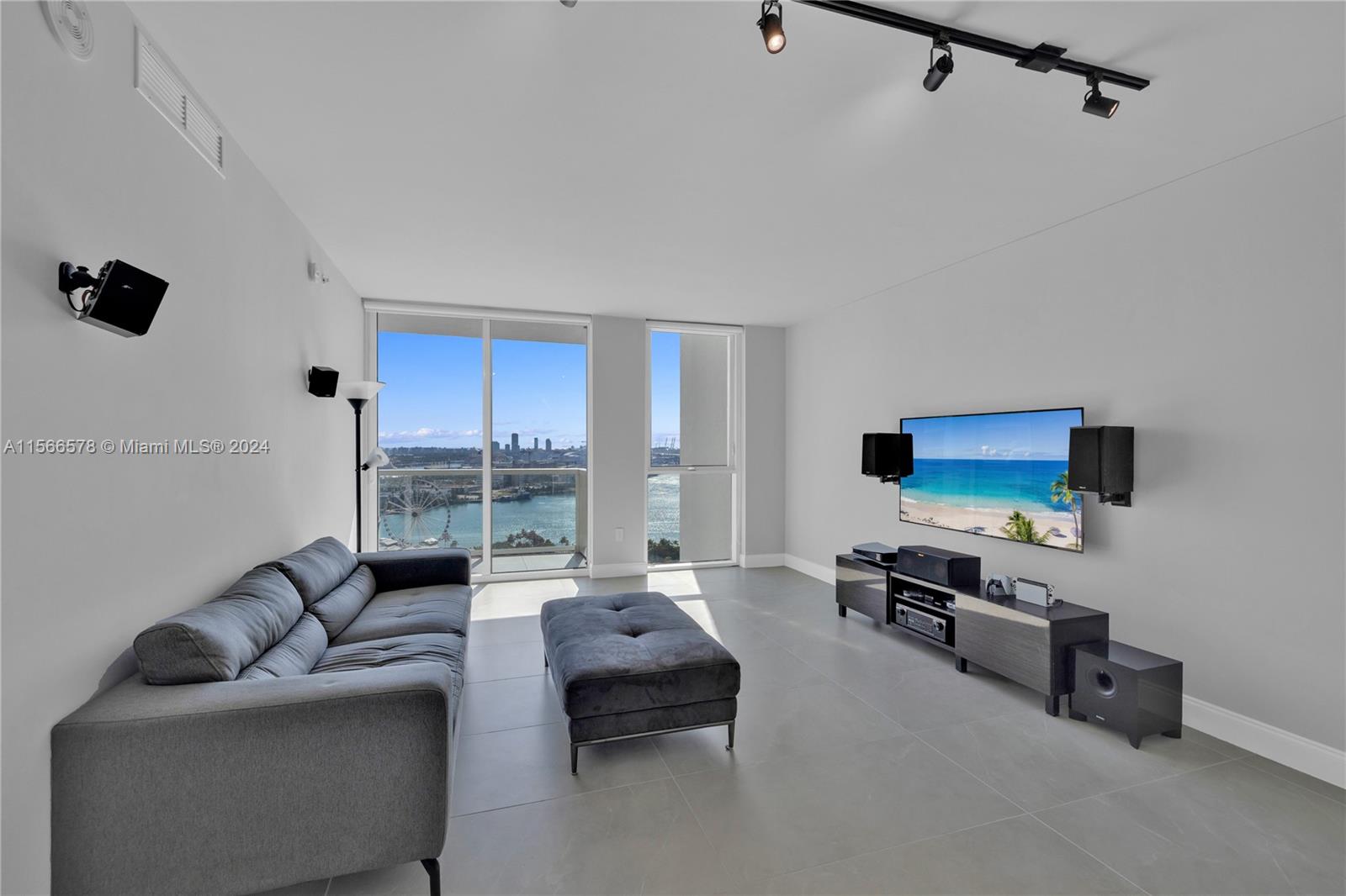 253 NE 2nd St 2607, Miami, Florida 33132, 1 Bedroom Bedrooms, ,1 BathroomBathrooms,Residentiallease,For Rent,253 NE 2nd St 2607,A11566578