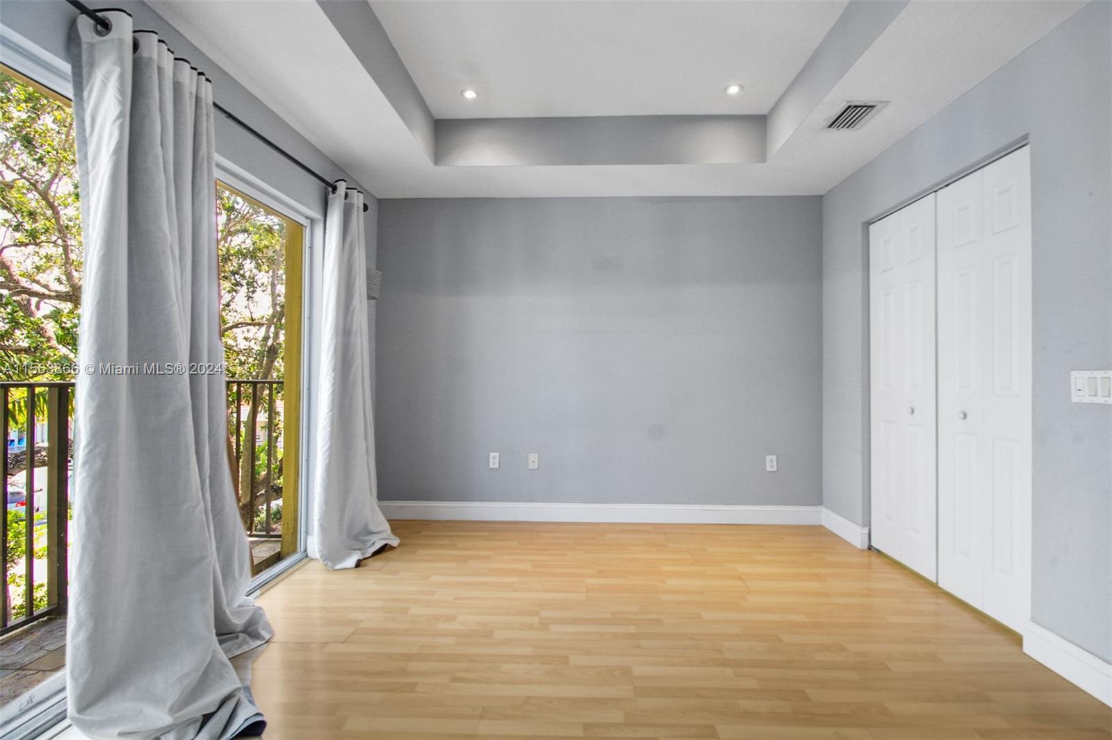 2nd bath with combination shower & bathtub.