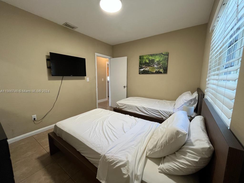 1414 NE 178th St, North Miami Beach, Florida 33162, 2 Bedrooms Bedrooms, ,1 BathroomBathrooms,Residentiallease,For Rent,1414 NE 178th St,A11566748