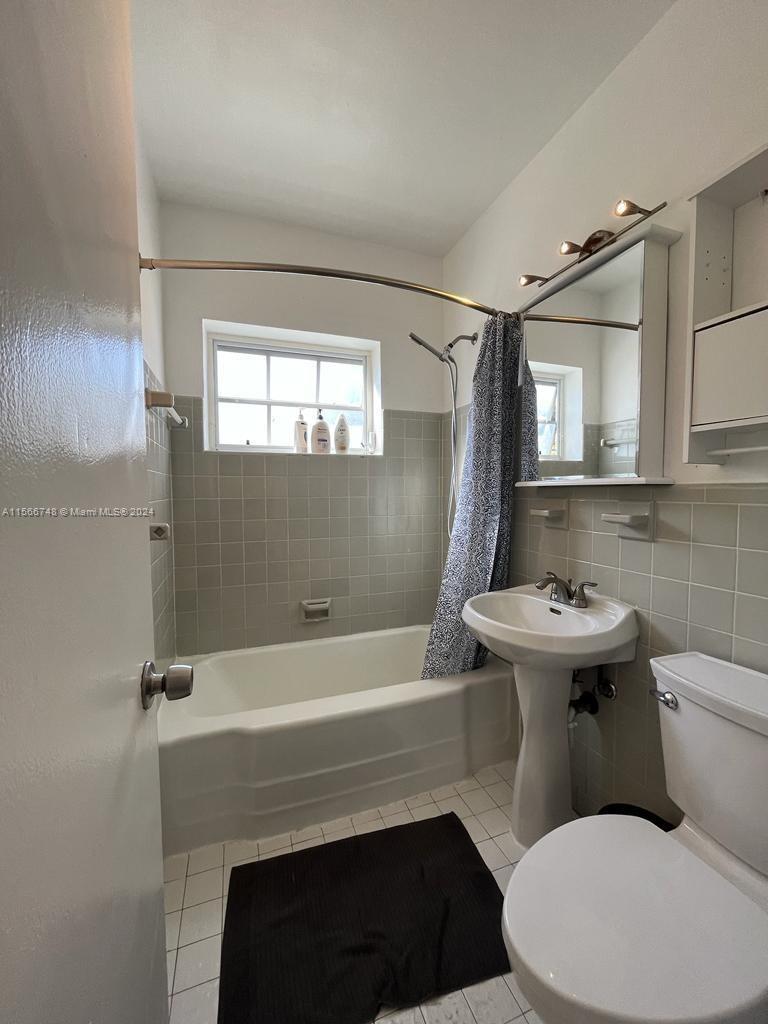 1414 NE 178th St, North Miami Beach, Florida 33162, 2 Bedrooms Bedrooms, ,1 BathroomBathrooms,Residentiallease,For Rent,1414 NE 178th St,A11566748