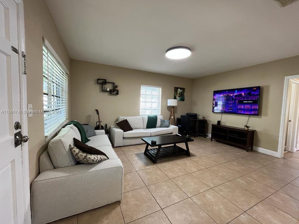 1414 NE 178th St, North Miami Beach, Florida 33162, 2 Bedrooms Bedrooms, ,1 BathroomBathrooms,Residentiallease,For Rent,1414 NE 178th St,A11566748