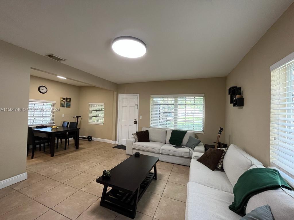 1414 NE 178th St, North Miami Beach, Florida 33162, 2 Bedrooms Bedrooms, ,1 BathroomBathrooms,Residentiallease,For Rent,1414 NE 178th St,A11566748