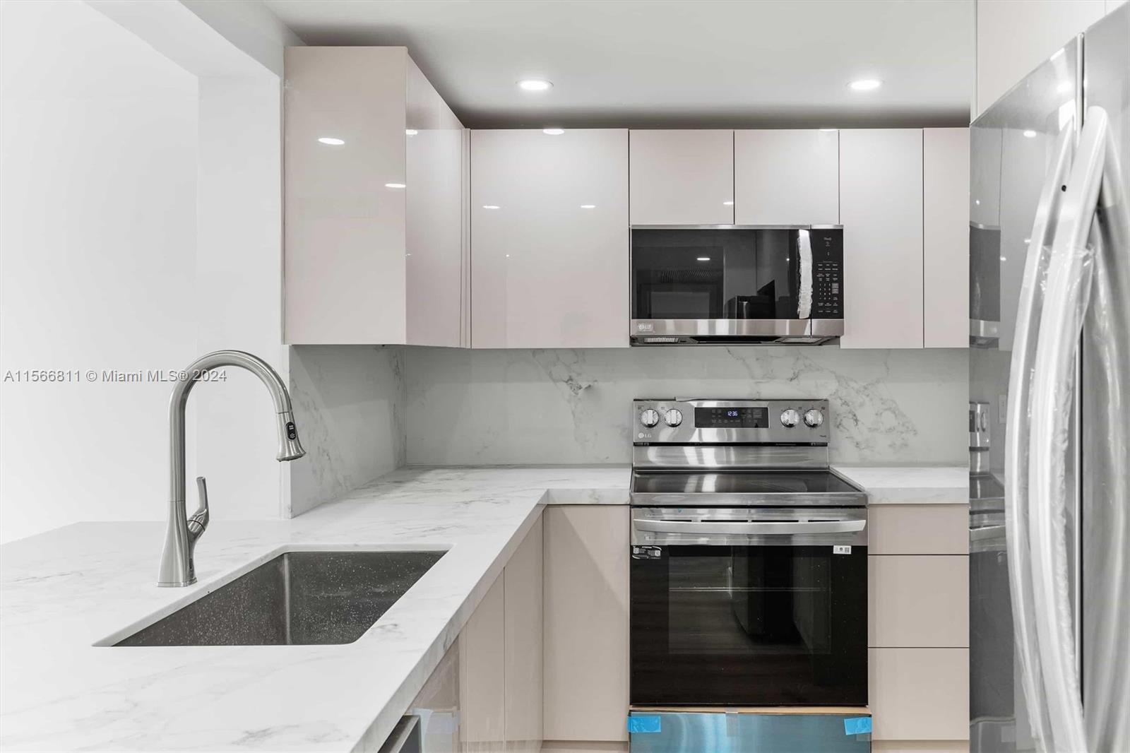 401 Golden Isles Dr 207, Hallandale Beach, Florida 33009, 1 Bedroom Bedrooms, ,1 BathroomBathrooms,Residentiallease,For Rent,401 Golden Isles Dr 207,A11566811