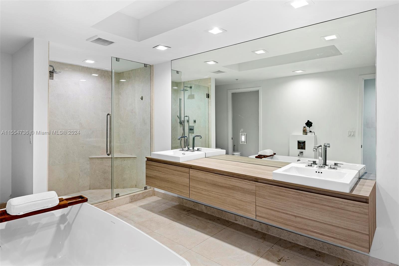 17111 Biscayne Blvd 606, North Miami Beach, Florida 33160, 3 Bedrooms Bedrooms, ,3 BathroomsBathrooms,Residential,For Sale,17111 Biscayne Blvd 606,A11554736